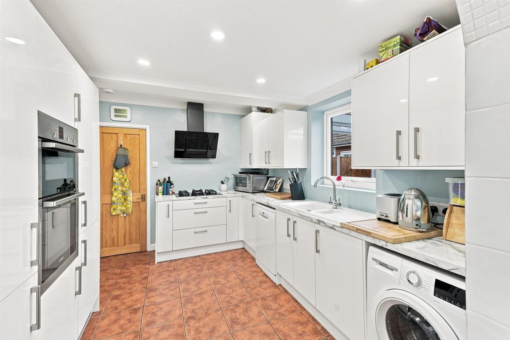 Property photo 2 of 23 32-Broadhurstrd-018.Jpg