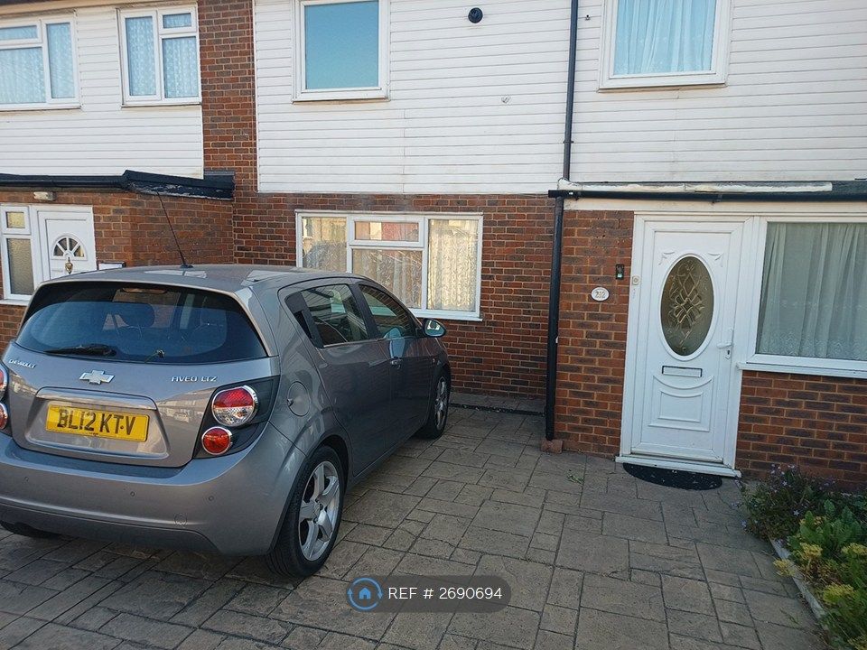 Property photo 2 of 20 Front Driveway