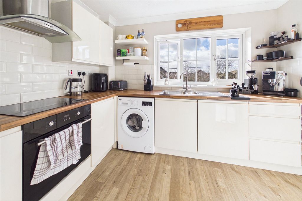 Property photo 3 of 10 Kitchen