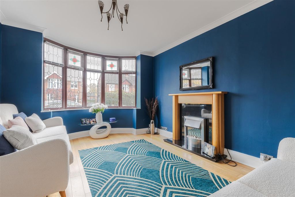 Property photo 3 of 18 Lounge