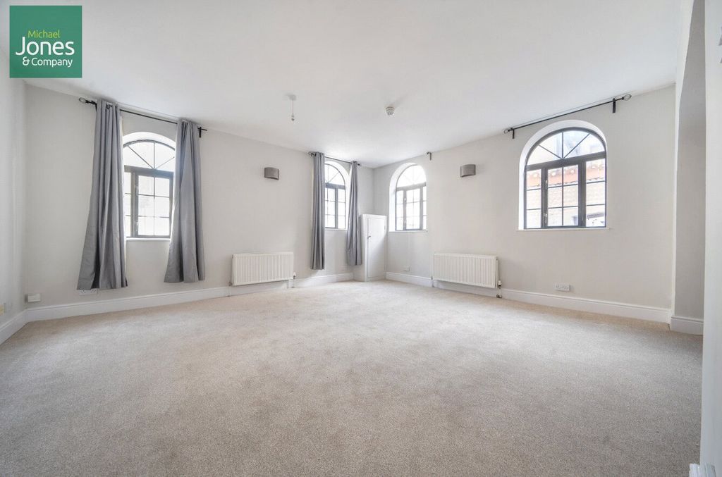 Property photo 2 of 9 Lounge