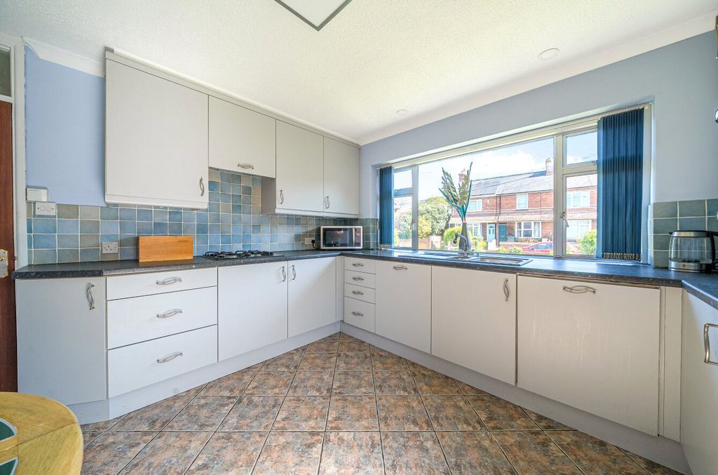 Property photo 2 of 10 Kitchen