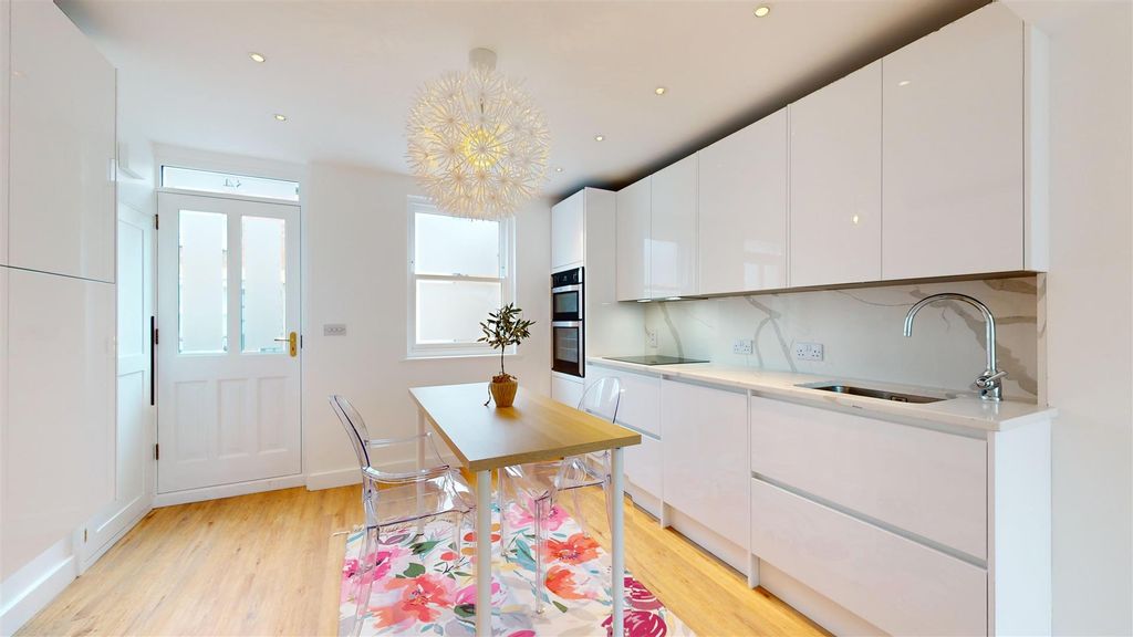 Property photo 3 of 10 Kitchen Diner