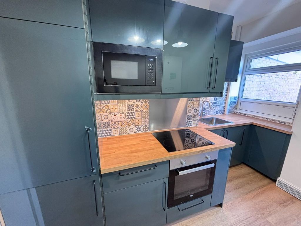 Property photo 3 of 18 Kitchen