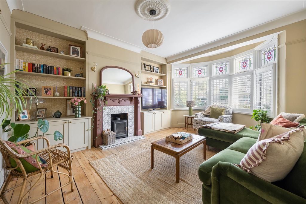 Property photo 2 of 44 Hale End Road, Ig8