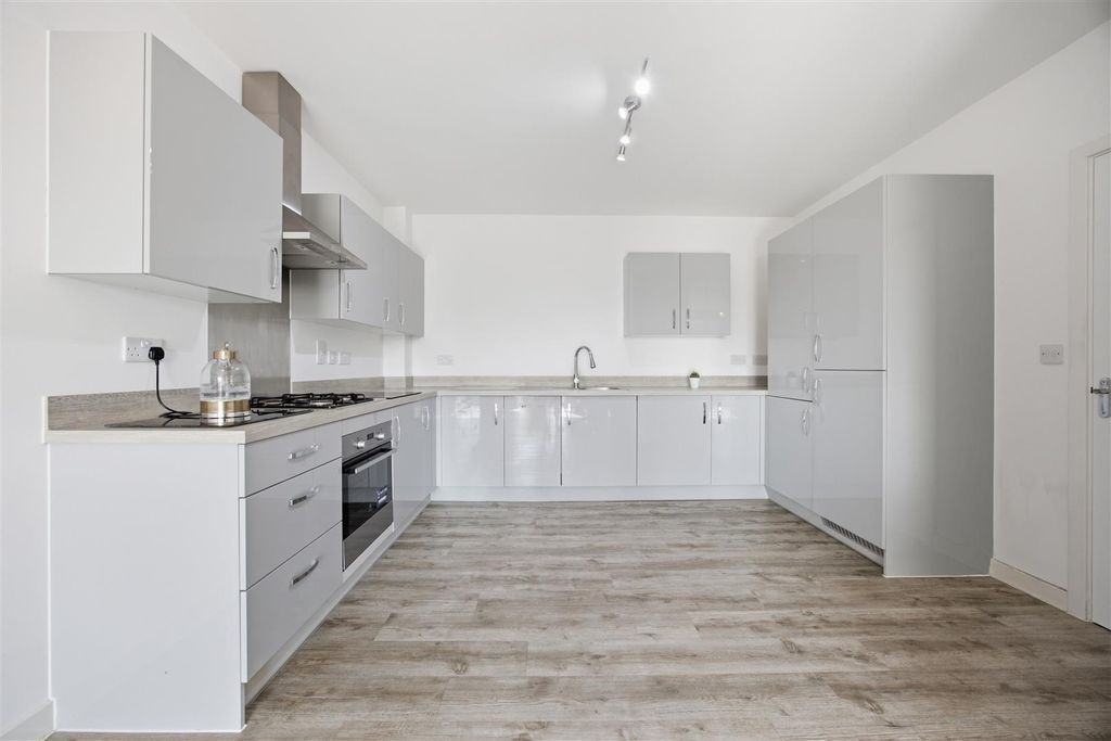 Property photo 2 of 11 Kitchen