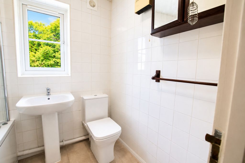 2 bed flat for saleCameron Road, Chesham HP5 photo 4
