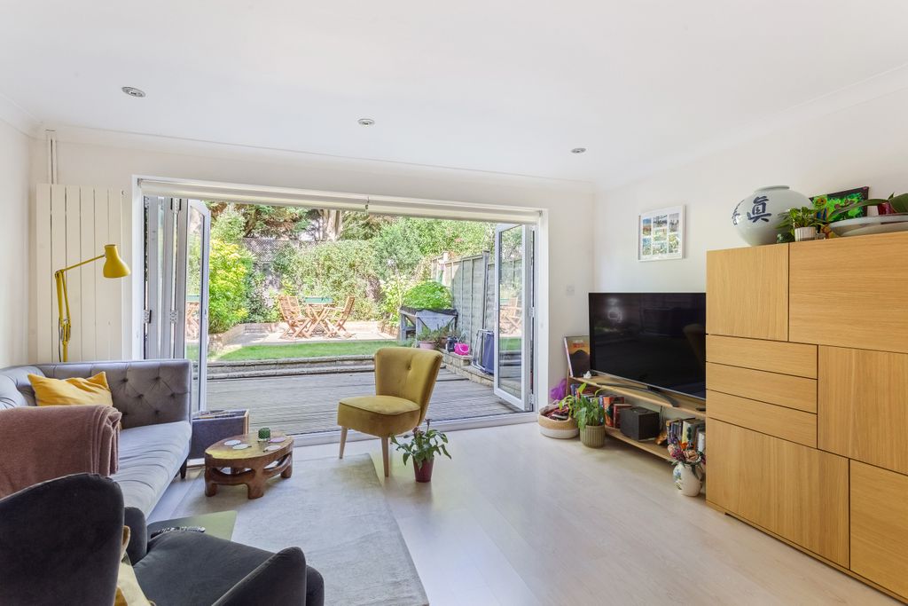 Property photo 1 of 7 83 Gainsborough Road