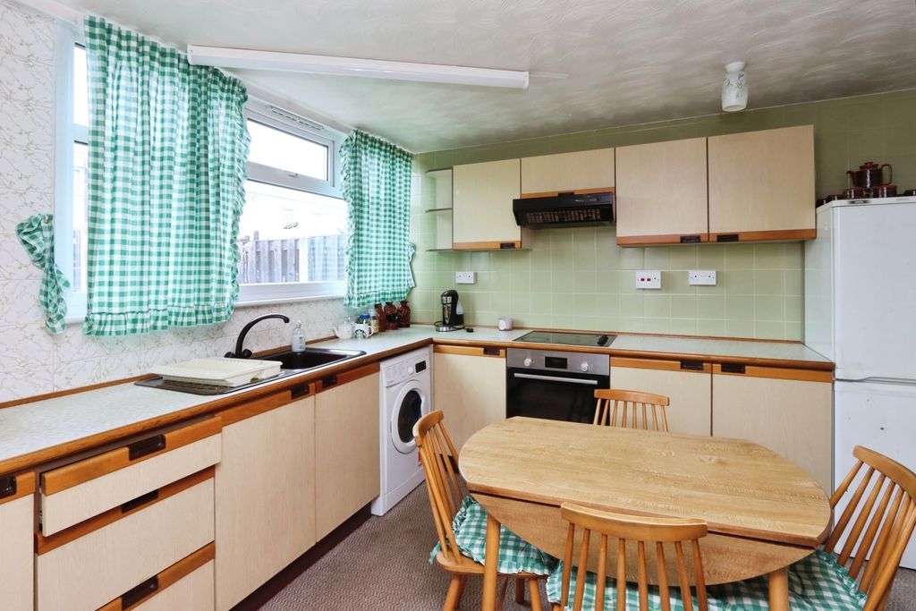 Property photo 3 of 17 Kitchen