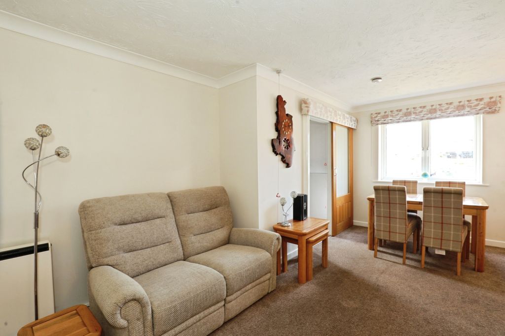Property photo 3 of 14 Lounge