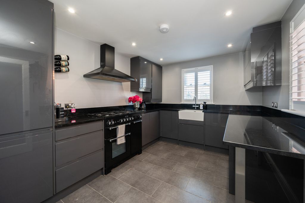 Property photo 3 of 27