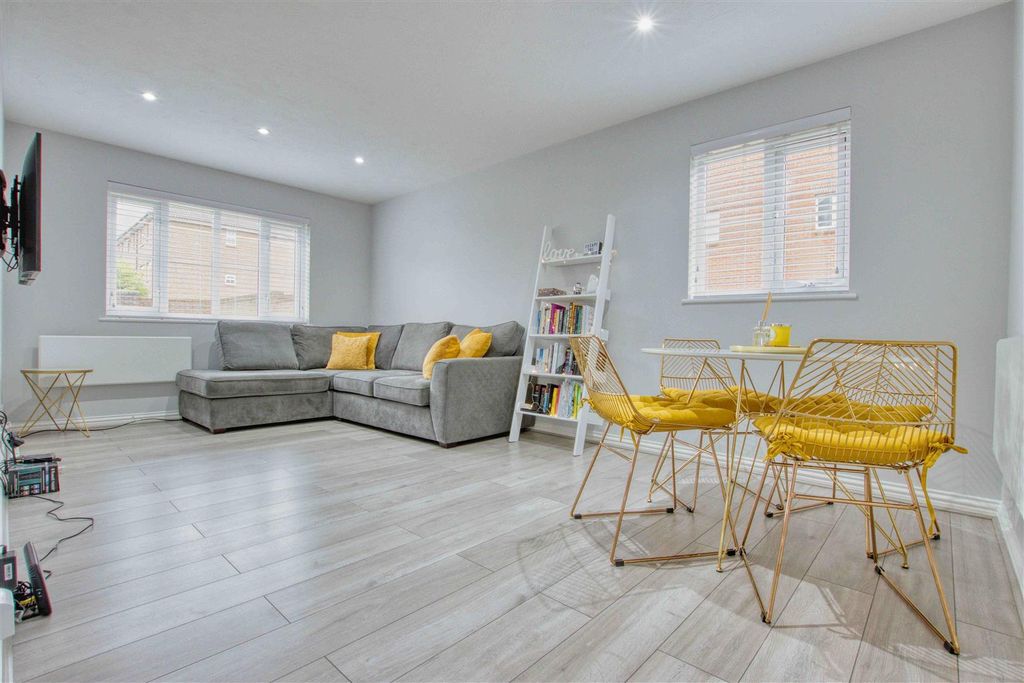 Property photo 1 of 8 Lounge