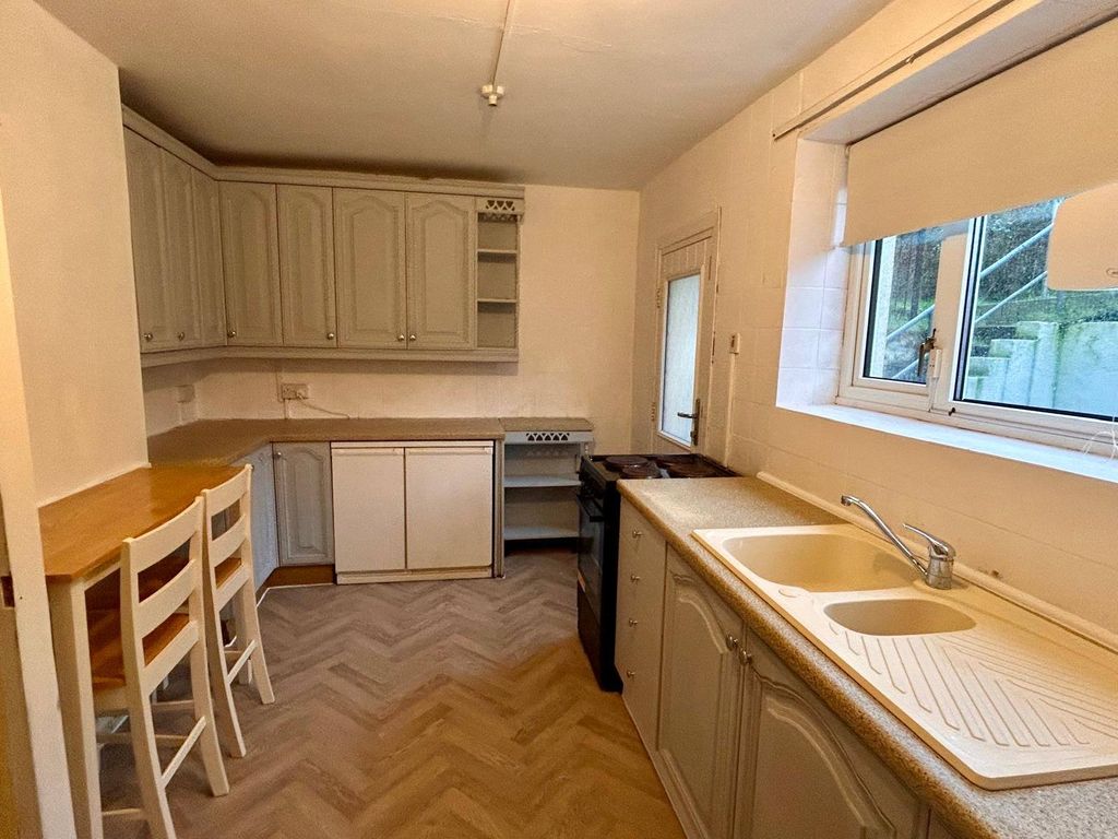 Property photo 1 of 6 2 Bed Flat To Rent Caergynydd Road, Waunarlwydd Sa5