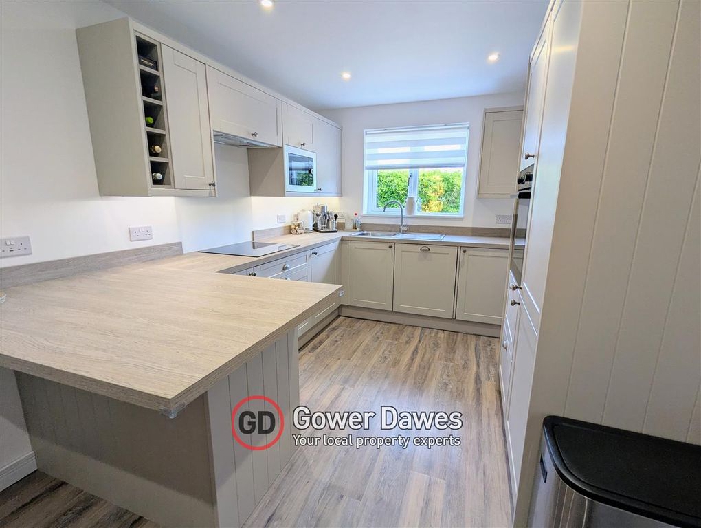 Property photo 3 of 18 Kitchen
