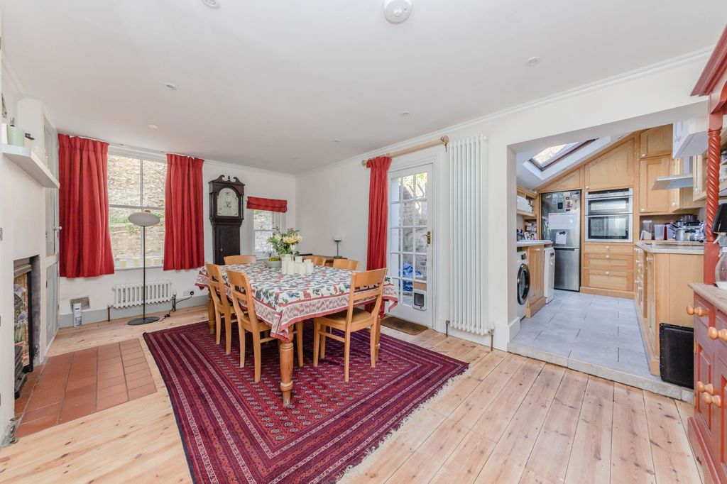 Property photo 3 of 32