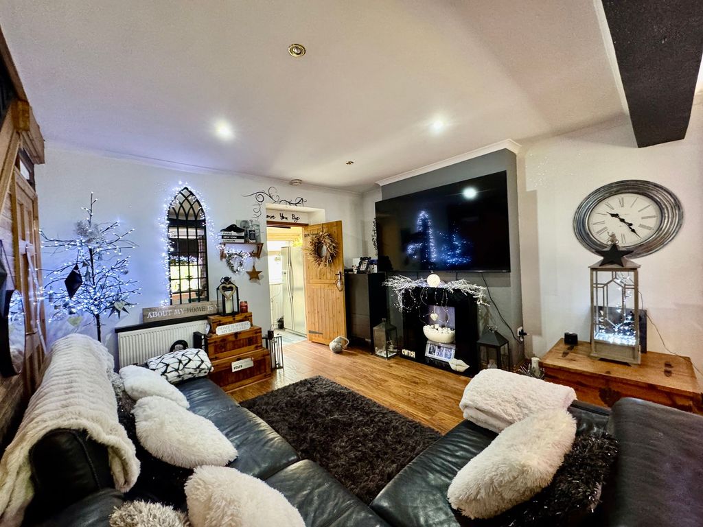 Property photo 2 of 32