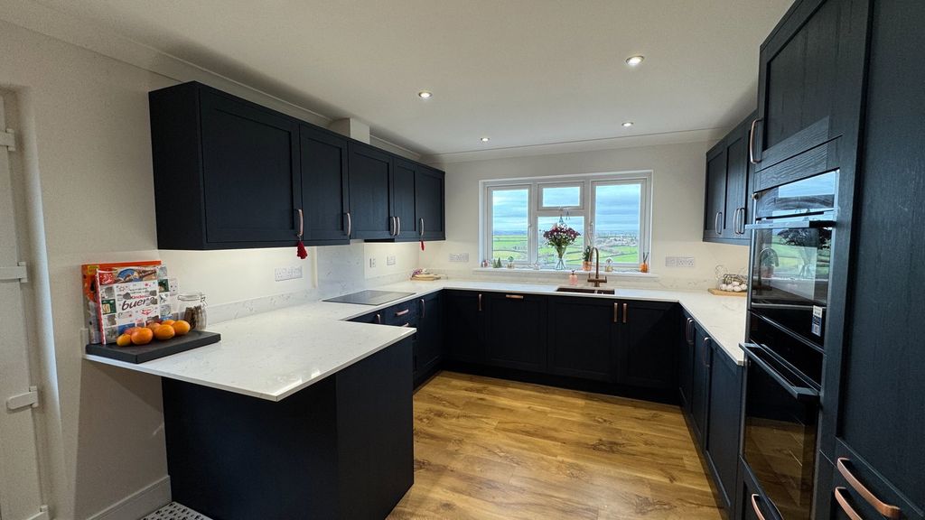 Property photo 2 of 32