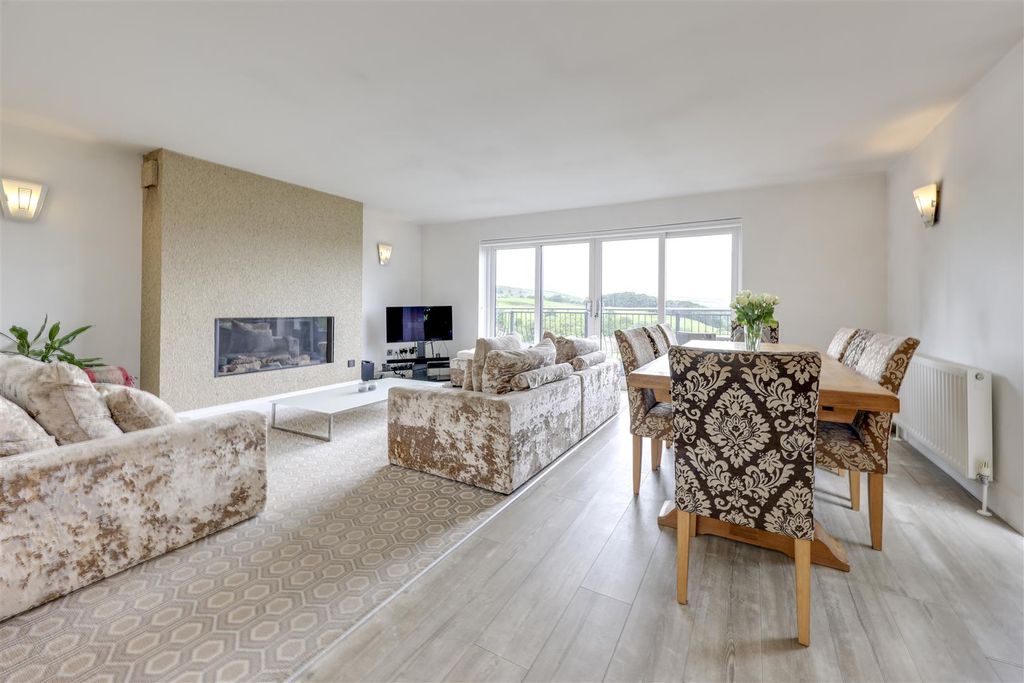 Property photo 2 of 58 Open Plan Lounge / Dining
