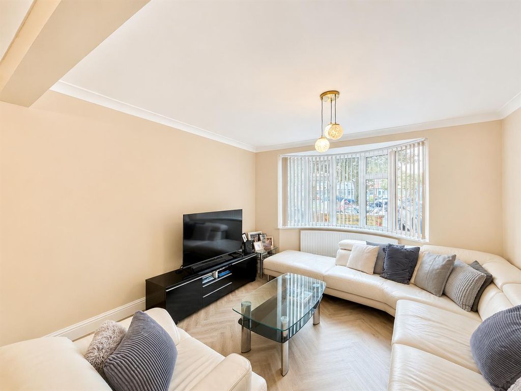 Property photo 1 of 12 Through Lounge