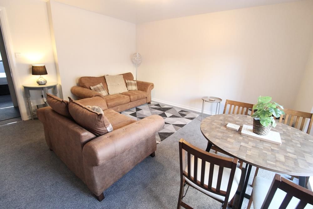 Property photo 3 of 9 Lounge − Photograph 2