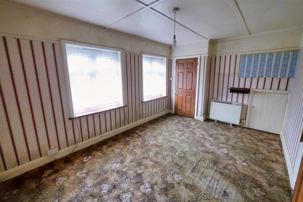 Property photo 3 of 12 Lounge