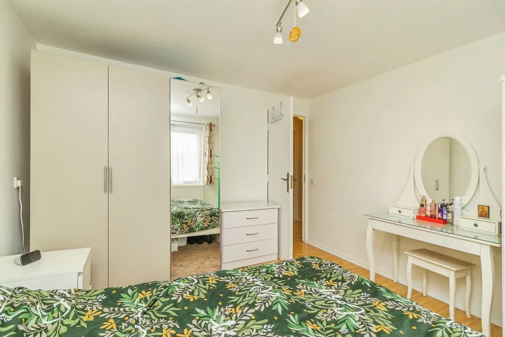 Apartment in Buckinghamshire MK6, Campbell Park - More