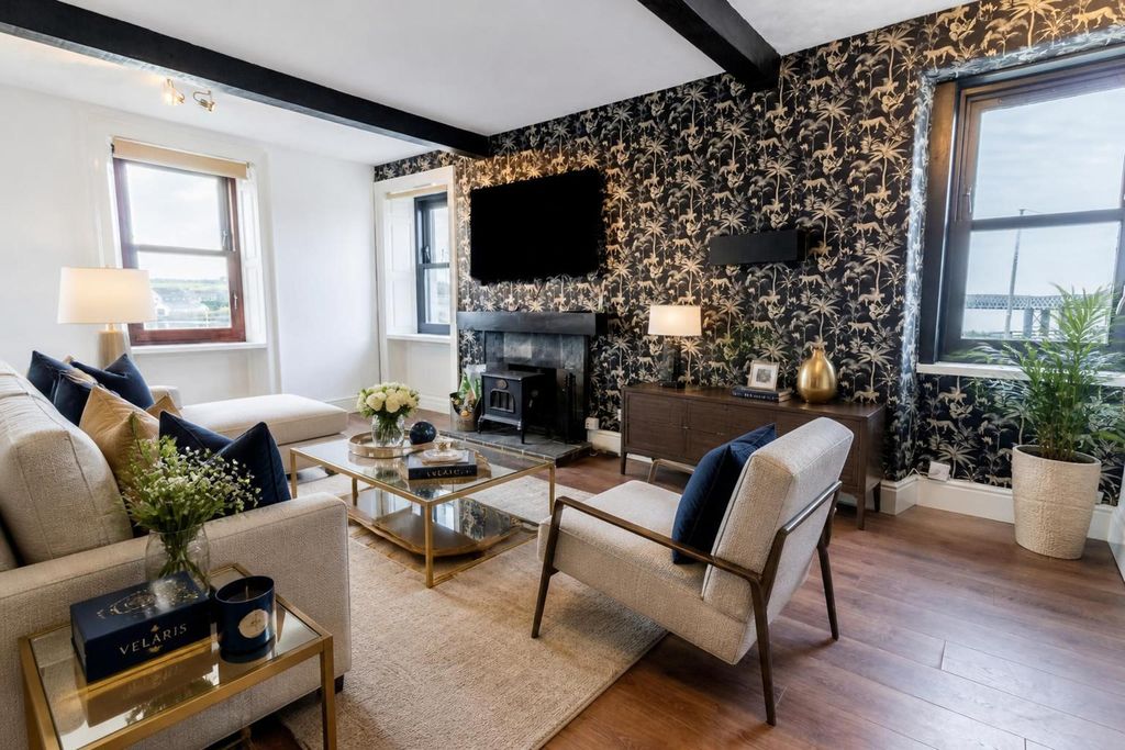 Property photo 1 of 28 Lounge Ai Staged