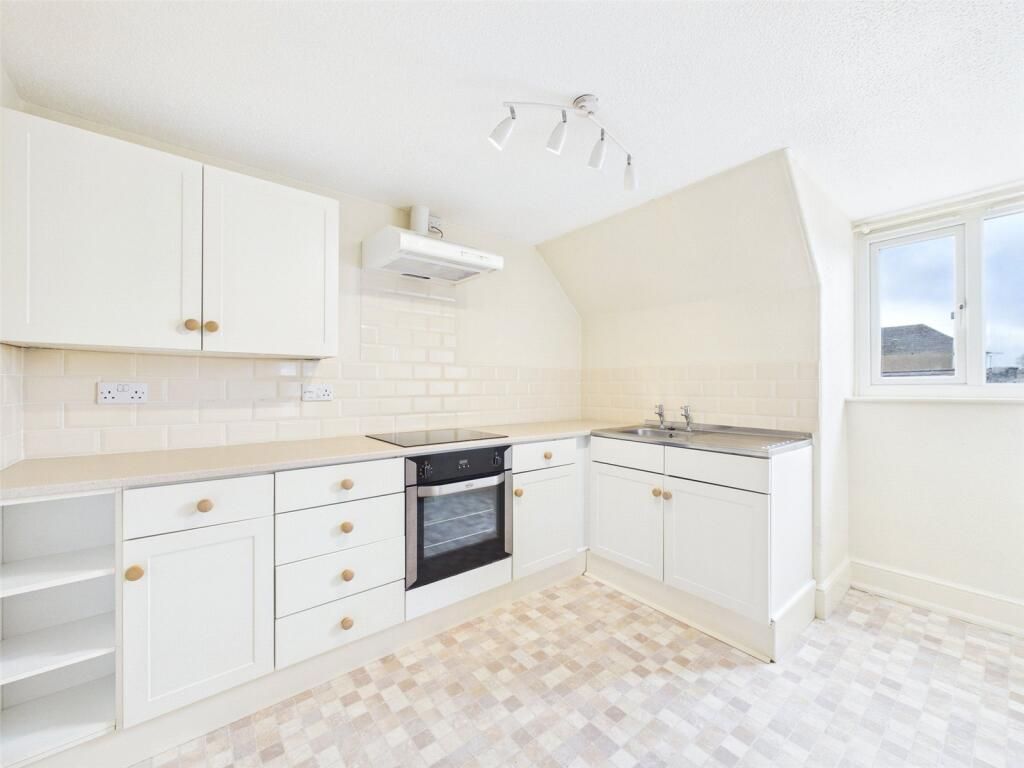2 bed flat for saleThe Square, Holsworthy EX22 photo 4