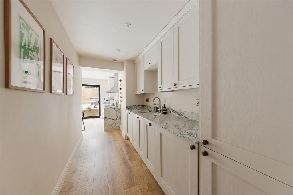 Property photo 3 of 25 Fosters Close, E18