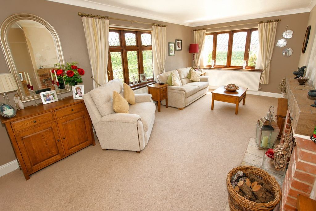Property photo 1 of 26 Mill Lane Close, Weeley Heath