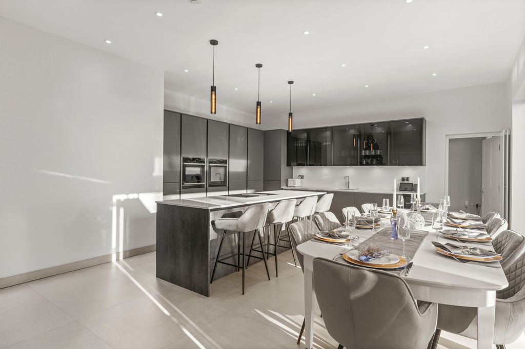 Property photo 3 of 16 Hill View House, 2A Hillside Rd, Sl7 3Jy (Low Res)-23