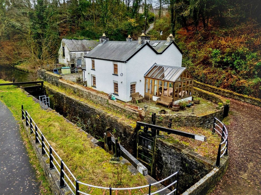 Property photo 1 of 24