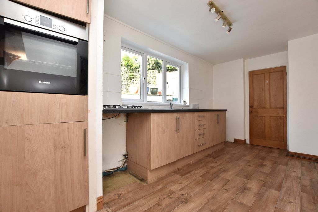 Property photo 3 of 12 Kitchen