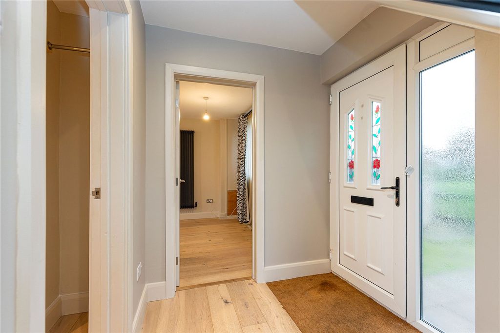 Property photo 3 of 11 Entrance Hall