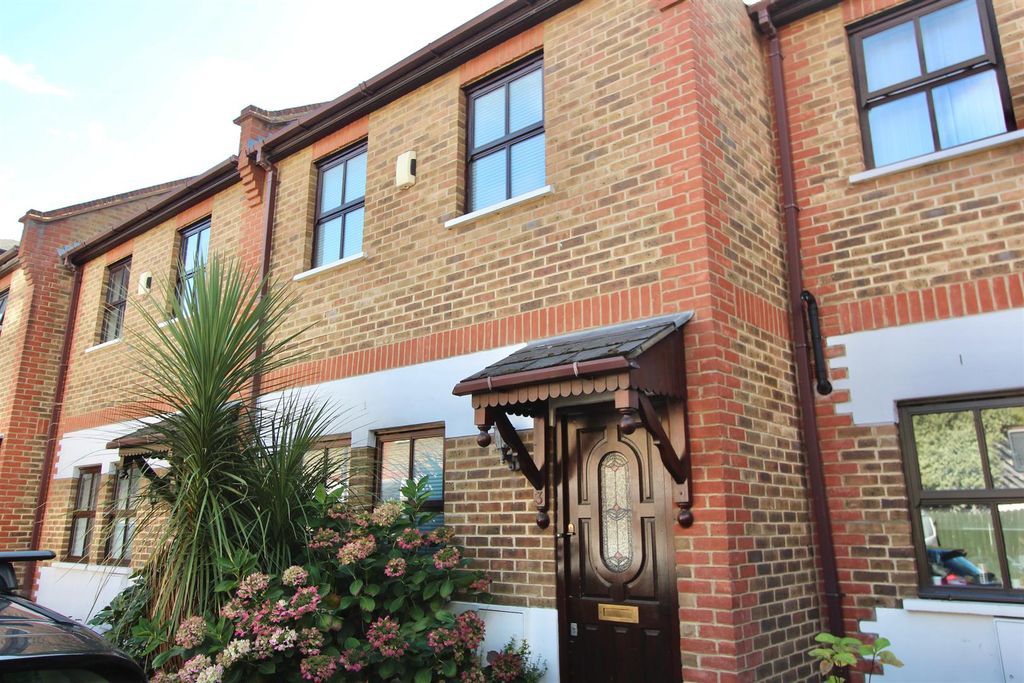 Property photo 1 of 12 Pegasus Close, N16