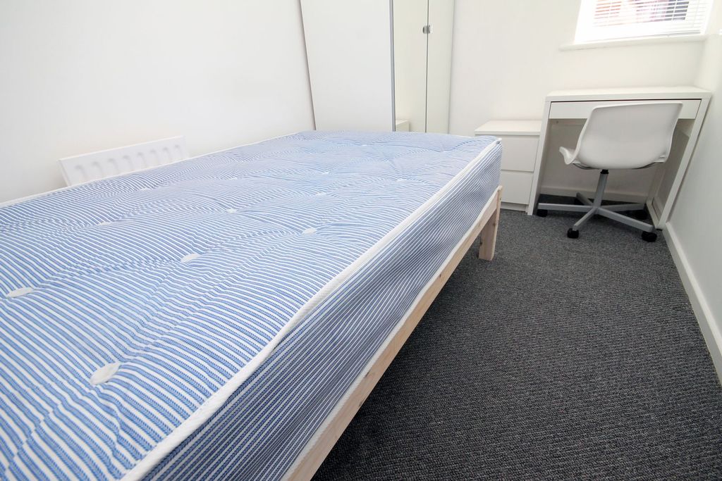 Property photo 3 of 10 Bedroom 1