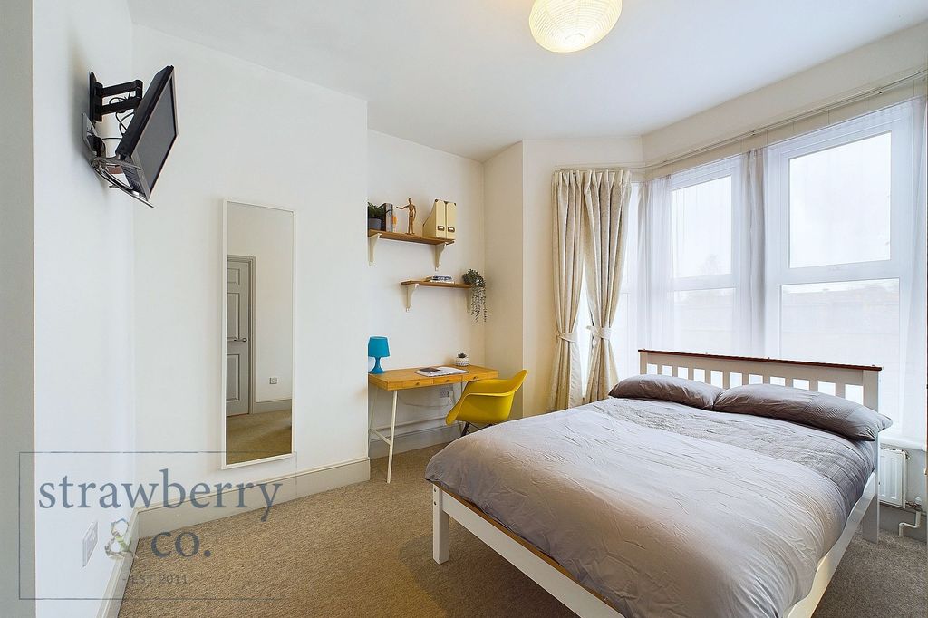 Property photo 3 of 9 Room 5