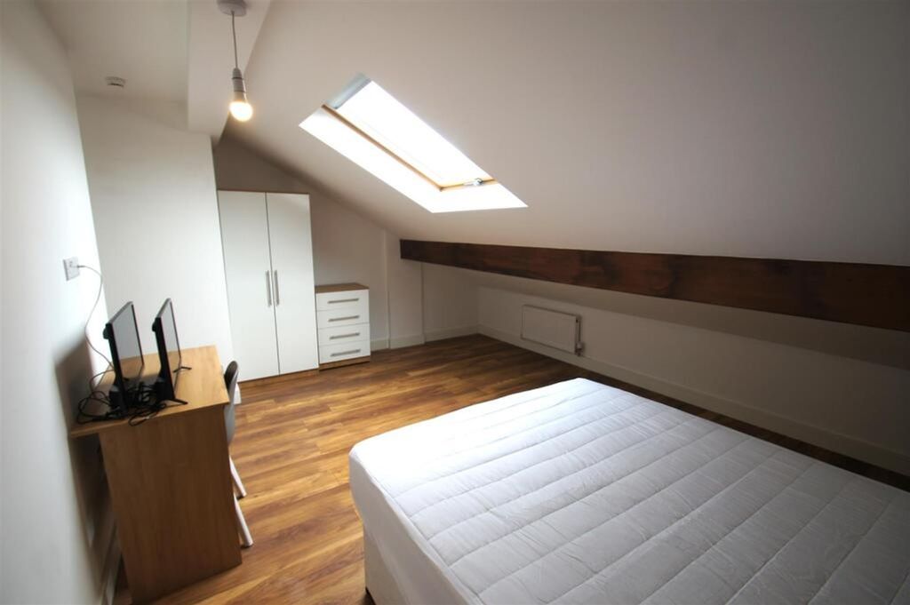 Property photo 3 of 12 Spacious Double Bedroom With Abundant Natural Ligh...