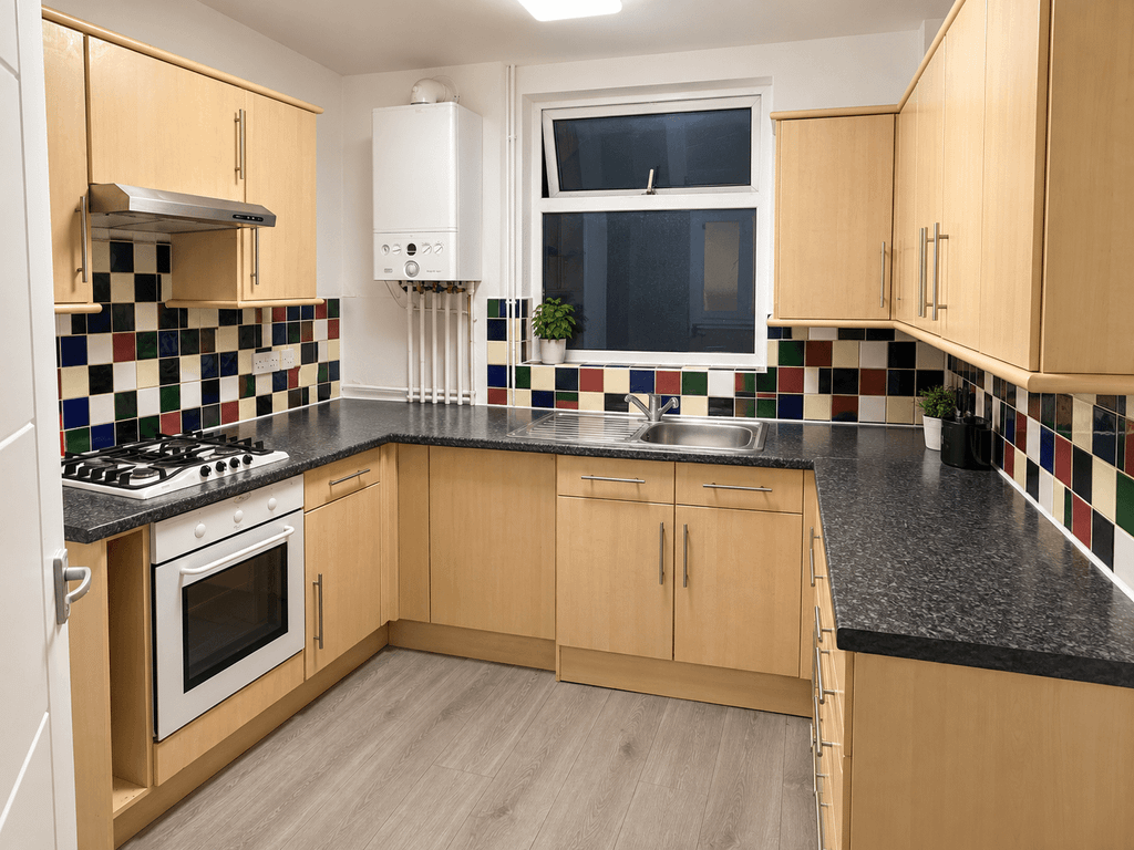 Property photo 1 of 5 3 Bed Flat To Rent Upper Elmers End, London Br3