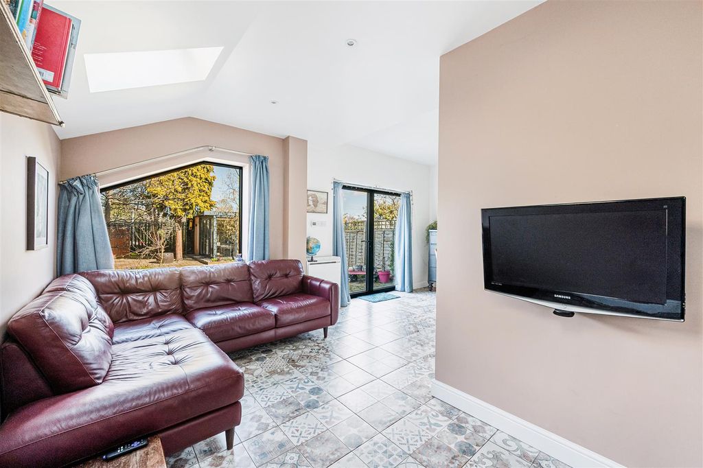 Property photo 1 of 20 Gff 147, Lynton Road-4.Jpg