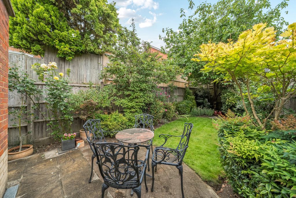 Property photo 2 of 14 1332748-18-688888...