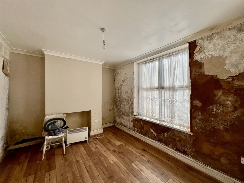 Property photo 2 of 16 Lounge