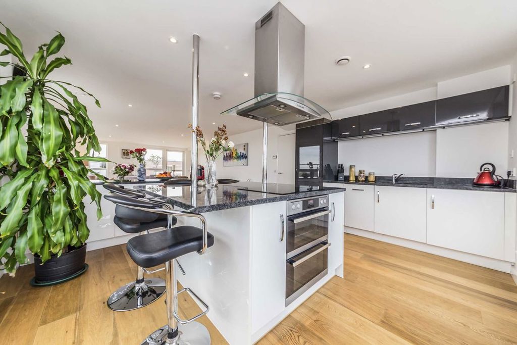 Additional image 4 of 3 bed flat for saleHigh Street, Brentford TW8