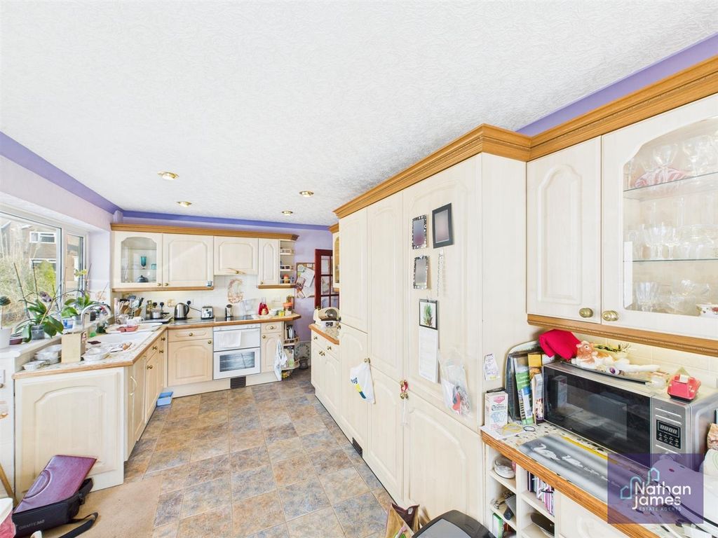 Property photo 3 of 17 Kitchen