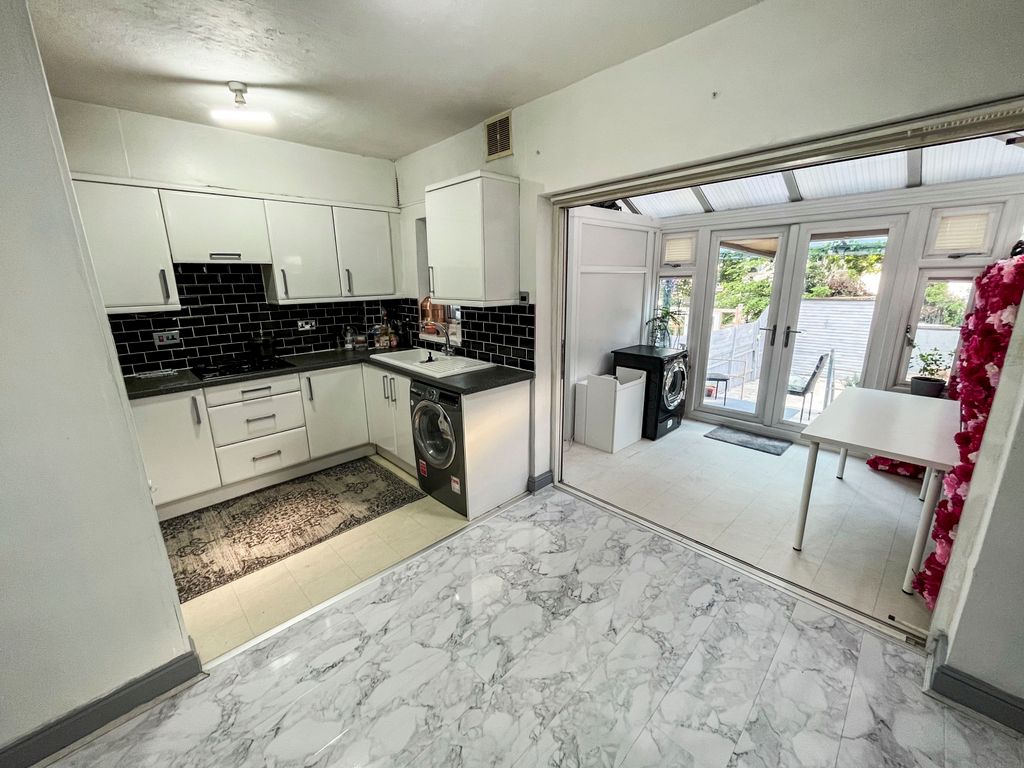 Property photo 3 of 17 Kitchen/Diner