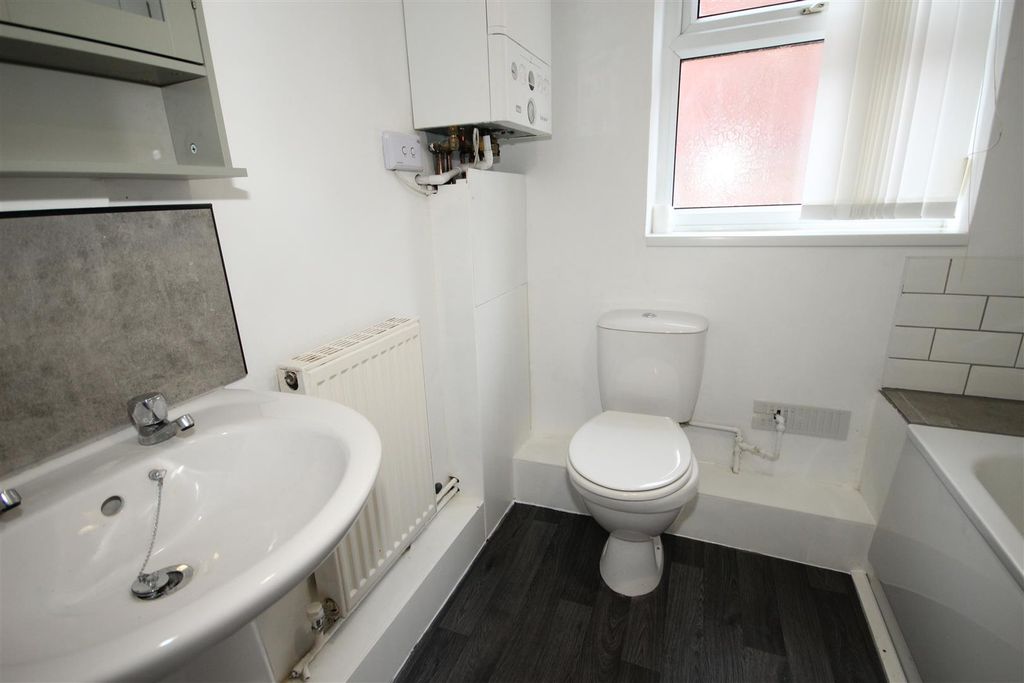Property photo 1 of 9 Bathroom