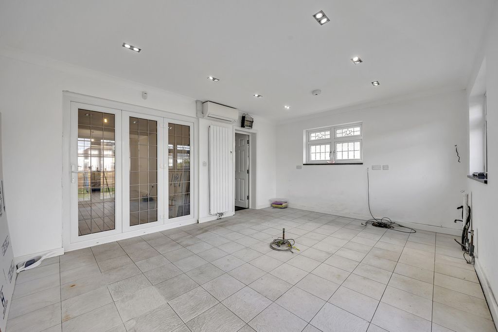 Property photo 3 of 27