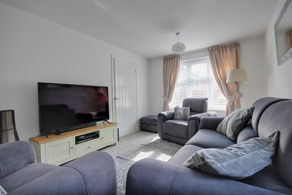 Property photo 2 of 26 Walker Close (3).Jpg