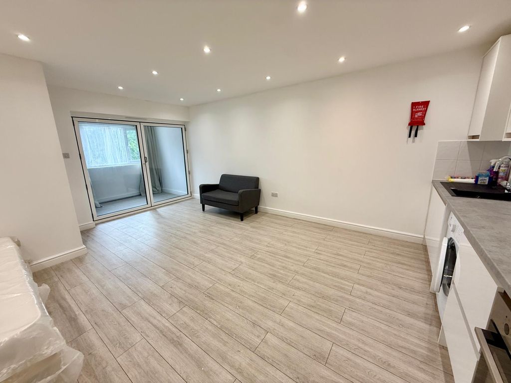 Property photo 1 of 11 1 Bed Flat To Rent Claremont Road, London E17