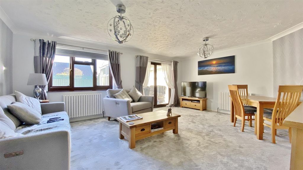 Property photo 3 of 23 Lounge/Diner